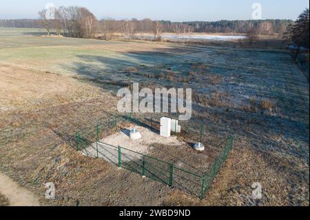 Ralbitz, Allemagne. 09 janvier 2024. Une clôture entoure une station de mesure du Centre allemand d'astrophysique (DZA) pour la recherche et le développement d'un laboratoire souterrain, le Low Seismic Lab, ainsi qu'un emplacement possible pour le télescope Einstein (vue aérienne avec un drone). Crédit : Sebastian Kahnert/dpa/Alamy Live News Banque D'Images