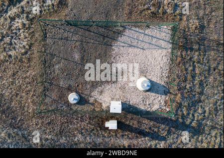 Ralbitz, Allemagne. 09 janvier 2024. Une clôture entoure une station de mesure du Centre allemand d'astrophysique (DZA) pour la recherche et le développement d'un laboratoire souterrain, le Low Seismic Lab, ainsi qu'un emplacement possible pour le télescope Einstein (vue aérienne avec un drone). Crédit : Sebastian Kahnert/dpa/Alamy Live News Banque D'Images