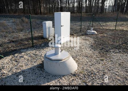 Ralbitz, Allemagne. 09 janvier 2024. Une clôture entoure une station de mesure du Centre allemand d'astrophysique (DZA) pour la recherche et le développement d'un laboratoire souterrain, le Low Seismic Lab, ainsi qu'un emplacement possible pour le télescope Einstein. Crédit : Sebastian Kahnert/dpa/Alamy Live News Banque D'Images