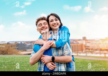 une jeune femme et un homme se sont rencontrés et se sont embrassés dans le parc lors d'une promenade Banque D'Images