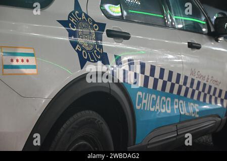 La police de Chicago sur les lieux de l'homicide. La police de Chicago traite une scène de crime qui s'est produite dans le bloc 300 de E. 79th Street à Chicago, Illinois, États-Unis le 10 janvier 2024. Mardi 9 janvier 2024 vers 10:16 h HNC, un employé de 43 ans d'un dépanneur se trouvait dans une ruelle lorsqu'il a été approché par un suspect masculin, qui a tenté de le voler. Le délinquant a tiré des coups de feu pendant l'incident, frappant la victime à la tête et la victime a été prononcée sur les lieux et la police de Chicago dit qu'il n'y a personne en garde à vue. Banque D'Images