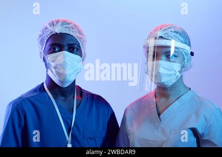 Homme et femme Medics regardant Camera Banque D'Images