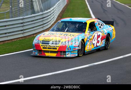 Ross Pannell au volant de sa Dodge Avenger 2007, participant au 75e anniversaire de Nascar Demonstration, au festival Silverstone 2023 Banque D'Images