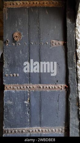 218 ancienne porte en bois renforcée de fer d'une maison de style ottoman, la plus riche de la ville, dans la partie haute de la vieille ville. Gjirokaster-Albanie. Banque D'Images