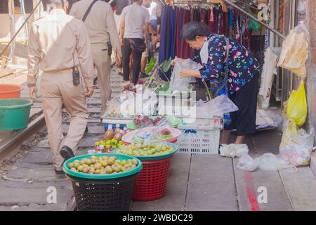 Bangkok, Thaïlande - 31 décembre 2022 : le marché ferroviaire de Mae Klong (Hoop ROM Market) est un marché local à Bangkok, en Thaïlande. Banque D'Images