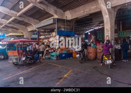 Bangkok, Thaïlande - 31 décembre 2022 : un marché local à Bangkok, Thaïlande. Vendeurs vendant des fruits de mer, des légumes, des fruits, des aliments frais et secs, de la viande Banque D'Images