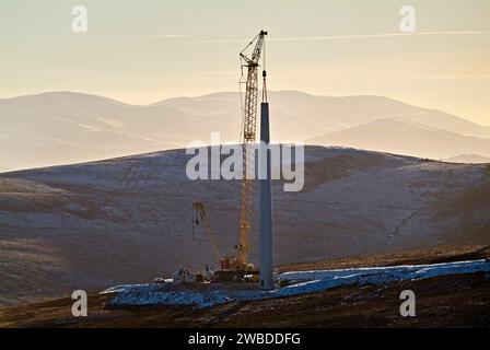 Installation d'éoliennes sur un nouveau parc éolien dans les cairngorms, Scottish Highlands, Royaume-Uni Banque D'Images