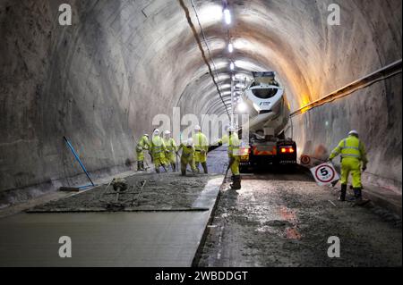 Béton couler dans un tunnel, chantier de construction britannique Banque D'Images