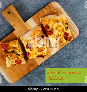 Composite de 20% de réduction avec code 20RRTtext sur panneau de bois avec pizza. Image isolée, vente, shopping, code, information, nourriture et boissons et w Banque D'Images