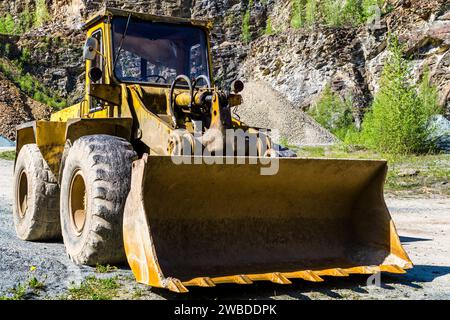 Chargeuse sur pneus dans une carrière Banque D'Images