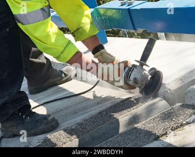 Mains en gros plan avec broyeur, réparations de route sur l'autoroute M74, au sud de Glasgow, Écosse Banque D'Images