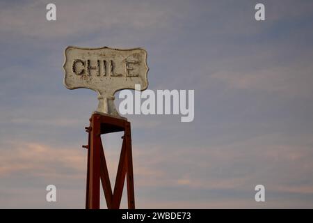 San Pedro de Atecama, Chili. 13 octobre 2023. Signe en métal vintage pour la République du Chili à la frontière avec la Bolivie. Banque D'Images