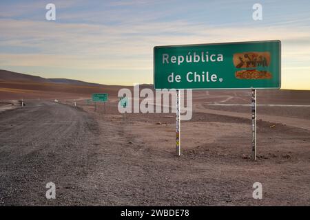 Panneau pour la République du Chili à la frontière avec la Bolivie. San Pedro de Atecama, Chili. 13 octobre 2023. Banque D'Images