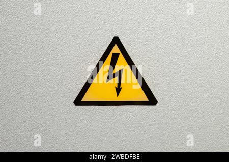 Signe de danger triangulaire (foudre noir sur fond jaune). Banque D'Images