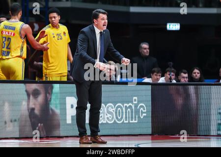 Milan, Italie. 09 janvier 2024. Israël Gonzalez l'entraîneur-chef d'Alba Berlin réagit lors du match de la saison régulière 2023/24 de Turkish Airlines Euroleague Round 20 entre EA7 Emporio Armani Milan et Alba Berlin au Mediolanum Forum. Score final ; EA7 Milan 82 | 76 Alba Berlin. Crédit : SOPA Images Limited/Alamy Live News Banque D'Images