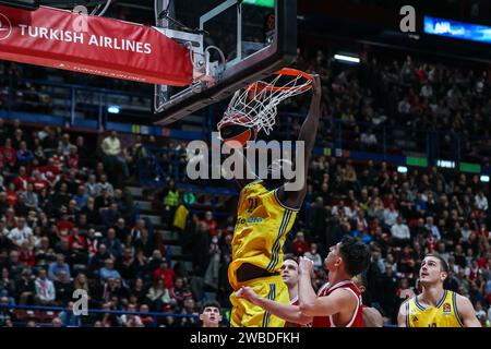 Milan, Italie. 09 janvier 2024. Khalifa Koumadje #21 de Alba Berlin dunks lors du match de la saison régulière de Turkish Airlines Euroleague 2023/24 de la ronde 20 entre EA7 Emporio Armani Milan et Alba Berlin au Mediolanum Forum. Score final ; EA7 Milan 82 | 76 Alba Berlin. Crédit : SOPA Images Limited/Alamy Live News Banque D'Images