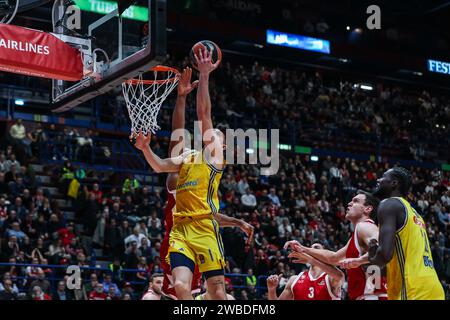 Milan, Italie. 09 janvier 2024. Gabriele Procida #1 d'Alba Berlin vu en action lors du match de la saison régulière 20 de Turkish Airlines Euroleague 2023/24 entre EA7 Emporio Armani Milan et Alba Berlin au Mediolanum Forum. Score final ; EA7 Milan 82 | 76 Alba Berlin. Crédit : SOPA Images Limited/Alamy Live News Banque D'Images