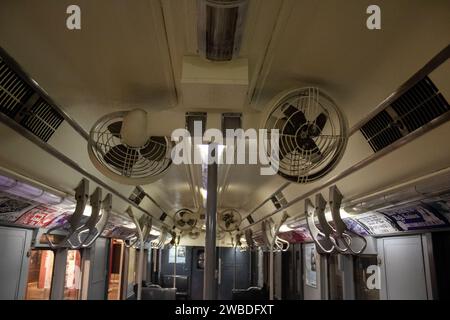 Les ventilateurs de plafond à l'intérieur du train à la station de métro dans le New York Transit Museum Banque D'Images