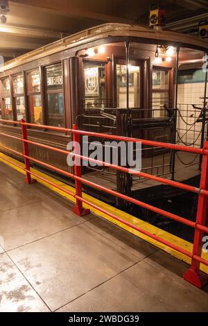 Un vieux train à la station de métro du New York Transit Museum. Downtown Brooklyn, États-Unis Banque D'Images