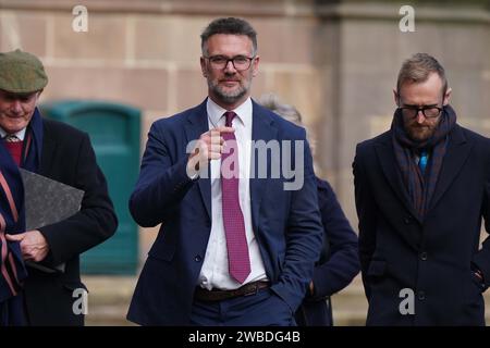 Charles Hanson (au centre) quitte Derby Magistrates' court, le commissaire-priseur Bargain Hunt a plaidé non coupable aux accusations d'agression et de comportement coercitif contre sa femme, après que la police ait été appelée à signaler un incident domestique à son domicile dans le village de Quarndon, Derbyshire, en juin de l'année dernière. Date de la photo : mercredi 10 janvier 2024. Banque D'Images