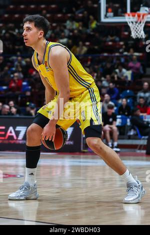 Milan, Italie. 09 janvier 2024. Matteo Spagnolo #3 d'Alba Berlin vu en action lors du match de la saison régulière 20 de Turkish Airlines Euroleague 2023/24 entre EA7 Emporio Armani Milan et Alba Berlin au Mediolanum Forum. Score final ; EA7 Milan 82 | 76 Alba Berlin. (Photo de Fabrizio Carabelli/SOPA Images/Sipa USA) crédit : SIPA USA/Alamy Live News Banque D'Images