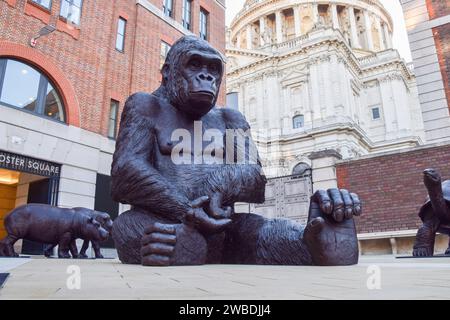 Londres, Royaume-Uni. 10 janvier 2024. Wild About Babies de Gillie et Marc à Paternoster Square, une exposition extérieure gratuite présentant des sculptures de bébés animaux et un gorille géant, qui vise à sensibiliser aux espèces menacées et à la conservation de la faune. Crédit : Vuk Valcic/Alamy Live News Banque D'Images