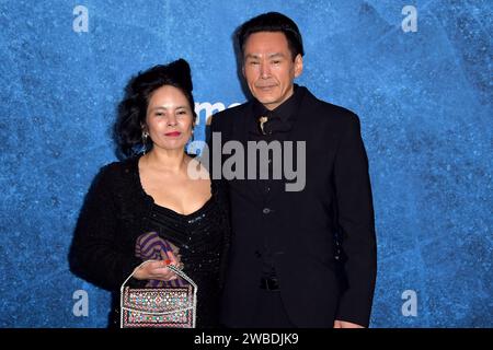 Angunnguaq Larsen mit Ehefrau Navaranaaq Larsen BEI der Premiere der HBO TV-Serie True Detective : Night Country im Paramount Theater. Los Angeles, 09.01.2024 *** Angunnguaq Larsen avec sa femme Navaranaaq Larsen lors de la première de la série télévisée HBO True Detective Night Country au Paramount Theater Los Angeles, 09 01 2024 Foto:xD.xStarbuckx/xFuturexImagex Detective 4275 Banque D'Images