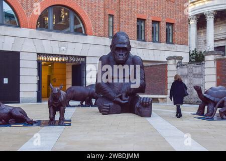 Londres, Royaume-Uni. 10 janvier 2024. Wild About Babies de Gillie et Marc à Paternoster Square, une exposition extérieure gratuite présentant des sculptures de bébés animaux et un gorille géant, qui vise à sensibiliser aux espèces menacées et à la conservation de la faune. Crédit : Vuk Valcic/Alamy Live News Banque D'Images