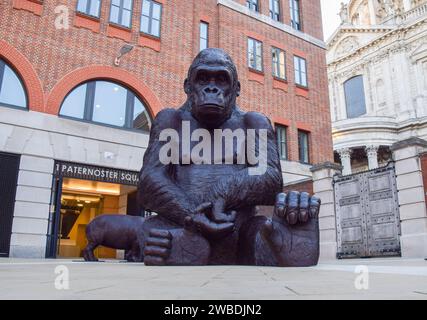 Londres, Royaume-Uni. 10 janvier 2024. Wild About Babies de Gillie et Marc à Paternoster Square, une exposition extérieure gratuite présentant des sculptures de bébés animaux et un gorille géant, qui vise à sensibiliser aux espèces menacées et à la conservation de la faune. Crédit : Vuk Valcic/Alamy Live News Banque D'Images