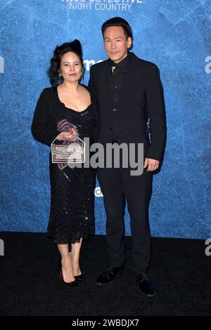 Angunnguaq Larsen mit Ehefrau Navaranaaq Larsen BEI der Premiere der HBO TV-Serie 'True Detective : Night Country' im Paramount Theater. Los Angeles, 09.01.2024 Banque D'Images