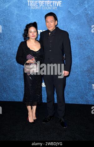 Angunnguaq Larsen mit Ehefrau Navaranaaq Larsen BEI der Premiere der HBO TV-Serie 'True Detective : Night Country' im Paramount Theater. Los Angeles, 09.01.2024 Banque D'Images