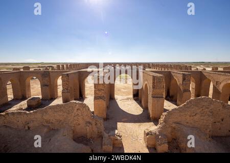 Vue des arches intérieures du minaret, mosquée Abbasside Abu Dulaf du 9e siècle, Samarra, Irak Banque D'Images