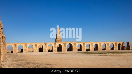 Vue de la cour intérieure et deux personnes sur l'escalier étroit du minaret, , la mosquée Abbasside Abu Dulaf du 9e siècle, Samarra, Irak Banque D'Images