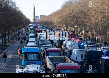 Bauernproteste vor dem Brandenburger Tor in Berlin Berlin, Deutschland - 8,12023 : Bauern protestieren mit ihren Traktoren vor dem Brandenburger Tor gegen Subventionskürzungen. Berlin Banque D'Images