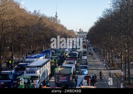 Bauernproteste vor dem Brandenburger Tor in Berlin Berlin, Deutschland - 8,12023 : Bauern protestieren mit ihren Traktoren vor dem Brandenburger Tor gegen Subventionskürzungen. Berlin Banque D'Images
