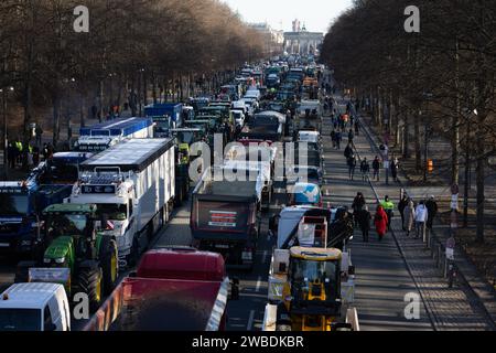 Bauernproteste vor dem Brandenburger Tor in Berlin Berlin, Deutschland - 8,12023 : Bauern protestieren mit ihren Traktoren vor dem Brandenburger Tor gegen Subventionskürzungen. Berlin Banque D'Images