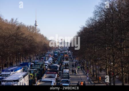 Bauernproteste vor dem Brandenburger Tor in Berlin Berlin, Deutschland - 8,12023 : Bauern protestieren mit ihren Traktoren vor dem Brandenburger Tor gegen Subventionskürzungen. Berlin Banque D'Images