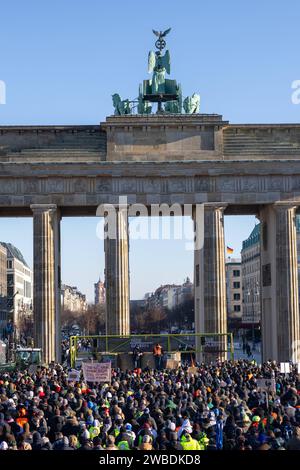Bauernproteste vor dem Brandenburger Tor in Berlin Berlin, Deutschland - 8,12023 : Bauern protestieren mit ihren Traktoren vor dem Brandenburger Tor gegen Subventionskürzungen. Berlin Banque D'Images