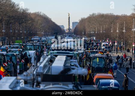 Bauernproteste vor dem Brandenburger Tor in Berlin Berlin, Deutschland - 8,12023 : Bauern protestieren mit ihren Traktoren vor dem Brandenburger Tor gegen Subventionskürzungen. Berlin Banque D'Images