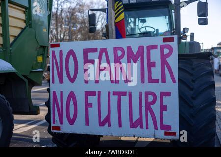 Bauernprotestant vor dem Brandenburger Tor in Berlin Berlin, Deutschland - 8,12023 : Bauern, Spediteure und Handwerker protestieren mit ihren Traktoren und Lastwagen vor dem Brandenburger Tor gegen Subventionskürzungen. Berlin Banque D'Images