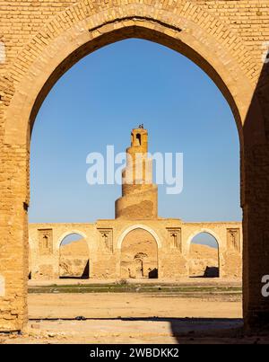 Père et enfant, touristes irakiens, au sommet du minaret du 9e siècle Abbasside Abu Dulaf Mosquée, Samarra, Irak Banque D'Images