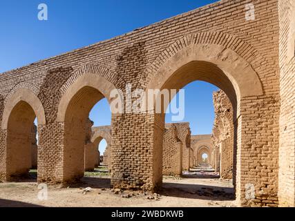 Vue des arcades intérieures, de la mosquée Abbasside Abu Dulaf du 9e siècle, Samarra, Irak Banque D'Images