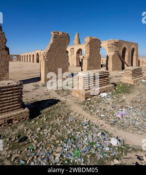 Vue sur les arcades intérieures et les déchets adjacents, la mosquée Abbasside Abu Dulaf du 9e siècle, Samarra, Irak Banque D'Images