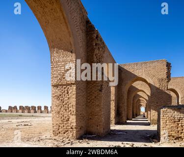 Vue des arcades intérieures, de la mosquée Abbasside Abu Dulaf du 9e siècle, Samarra, Irak Banque D'Images