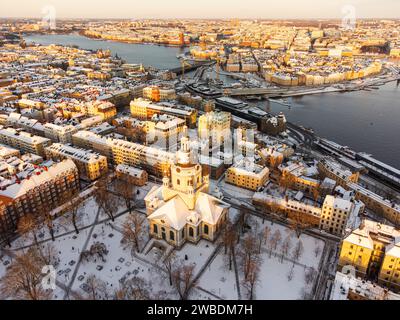 Stockholm en hiver, vue en grand angle depuis l'église Katarina vers la vieille ville et le palais royal (gamla stan, Riddarholmen, Södermalm) Banque D'Images