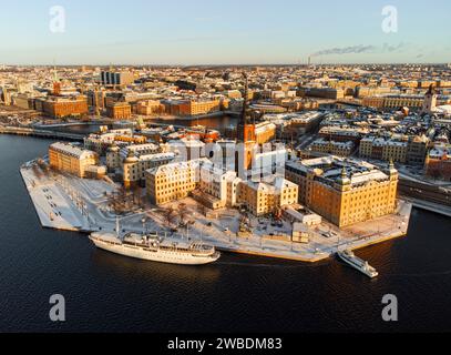 Panorama de la vieille ville de Stockholm, de l'île de Riddarholmen et du centre-ville, en hiver avec neige et soleil éclatant. Point de vue du drone. Banque D'Images