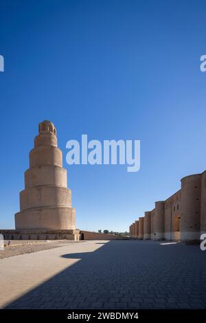 La Grande Mosquée abbasside du 9e siècle de Samarra et son minaret hélicoïdal, Samarra, Irak Banque D'Images
