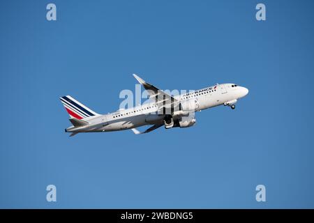 Air France Airbus A320-214 décollant à l'aéroport de Birmingham, Royaume-Uni (F-HEPK) Banque D'Images