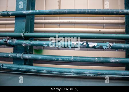 Les vieilles pipes vintage dans le métro de la ville animée de New York Banque D'Images