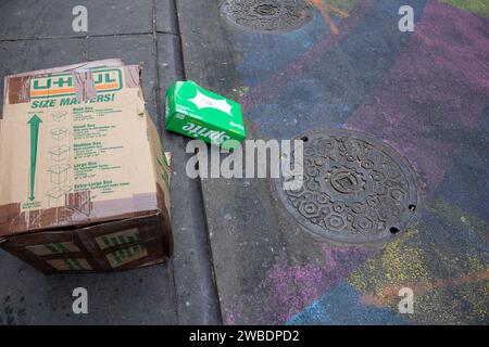 Une boîte en carton sur le côté de la rue devant un trottoir à New York, États-Unis Banque D'Images